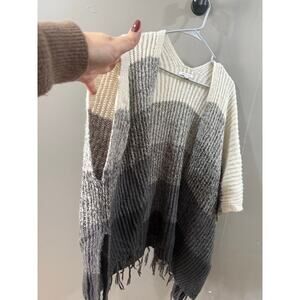 O/S American Eagle sweater Shaw grey and white